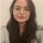 Profesora de inglés, da clases a niños de todos los cursos